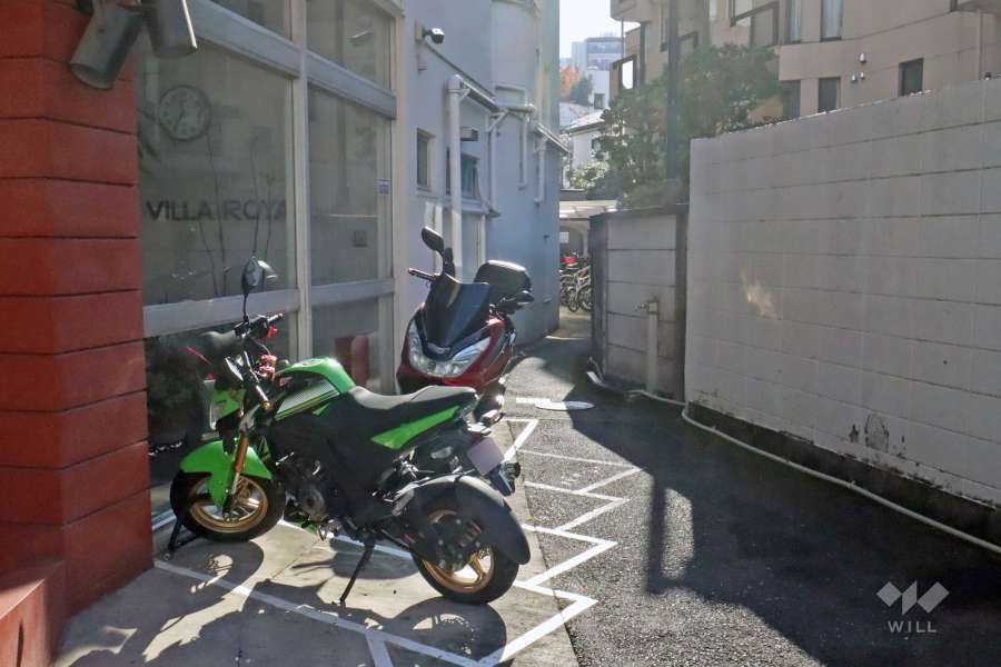 バイク置き場と駐輪場