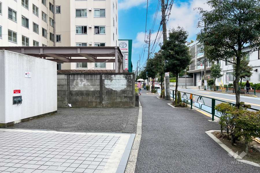 敷地北西側の前面道路（北東側から）