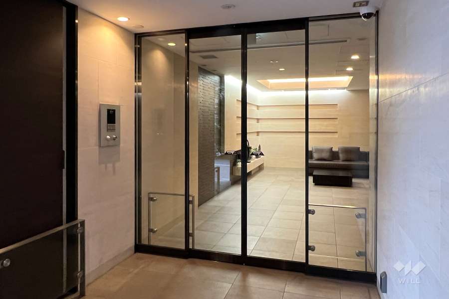 エントランスはオートロック付きです。