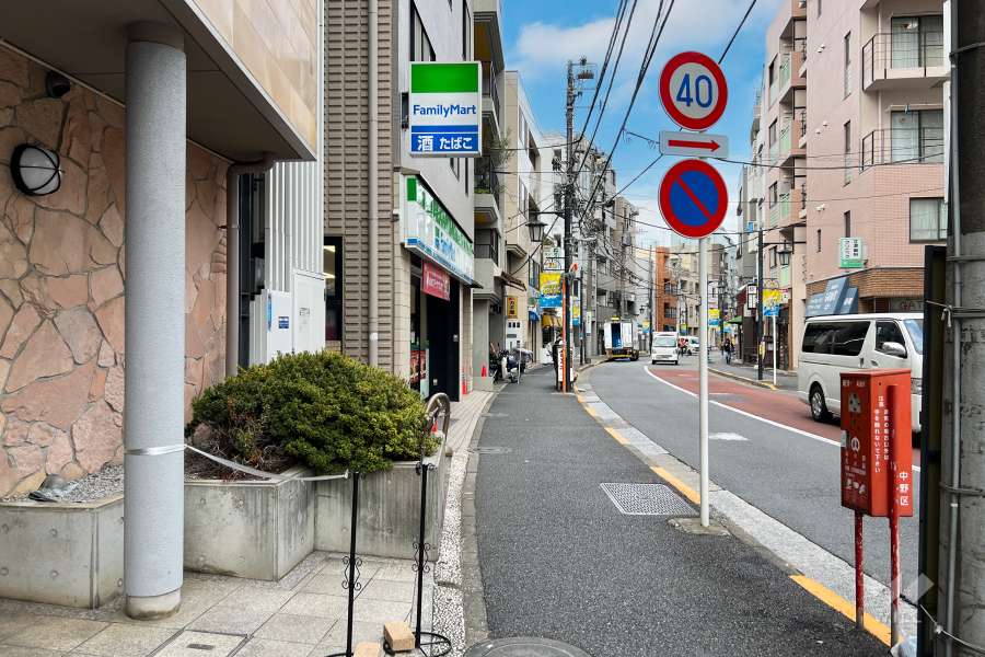敷地の南東側前面道路（南西側から）