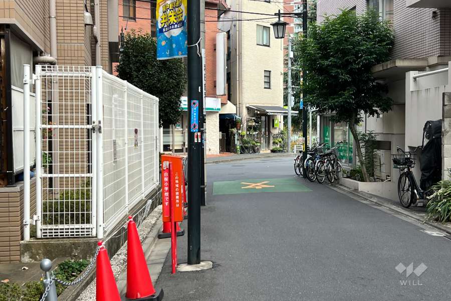 敷地の南西側前面道路（北西側から）