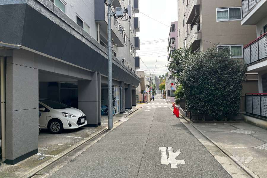 敷地西側の前面道路