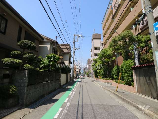 ノバ・パラッツォ西宮の前面道路（東側から）