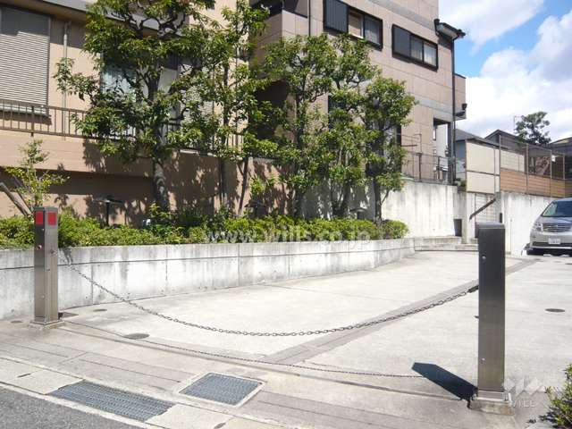 駐車場出入り口はロボットゲート付きです