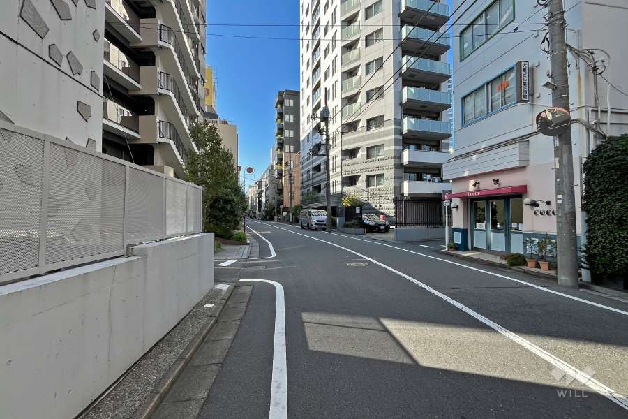 敷地北側の前面道路（東側から）