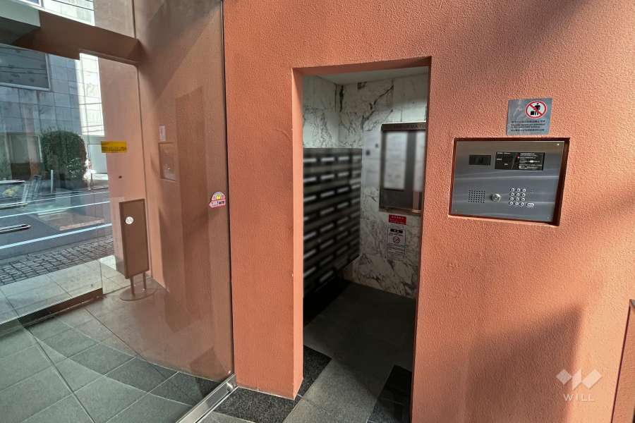 エントランスはオートロック付きです。