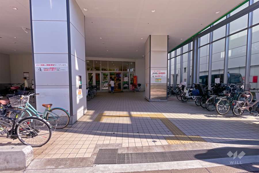 敷地の1Fは『サミットストア東中野店』です。
