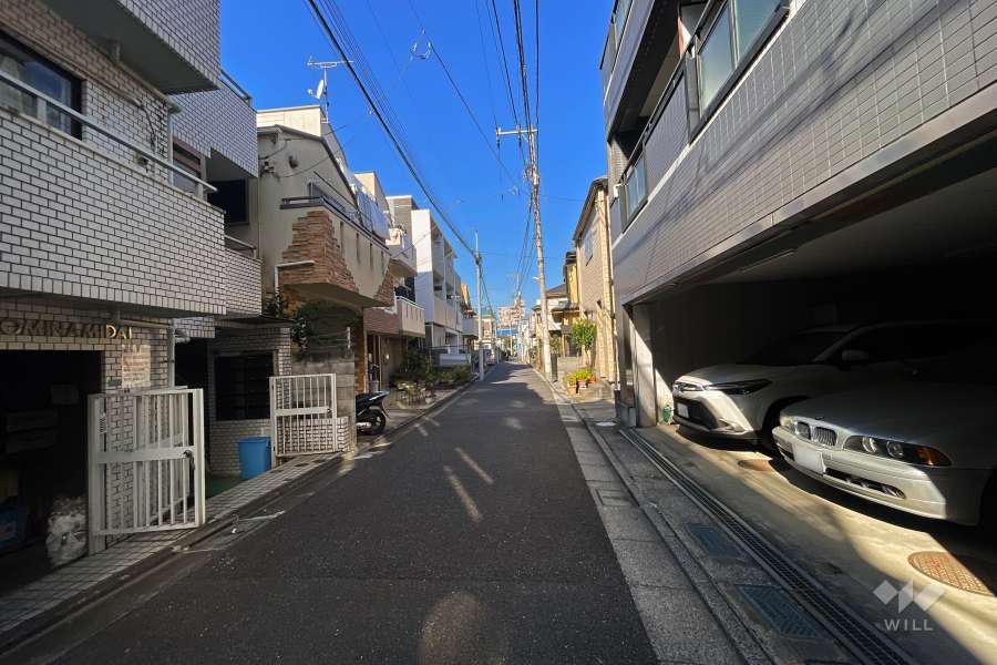 敷地東側の前面道路（南側から）