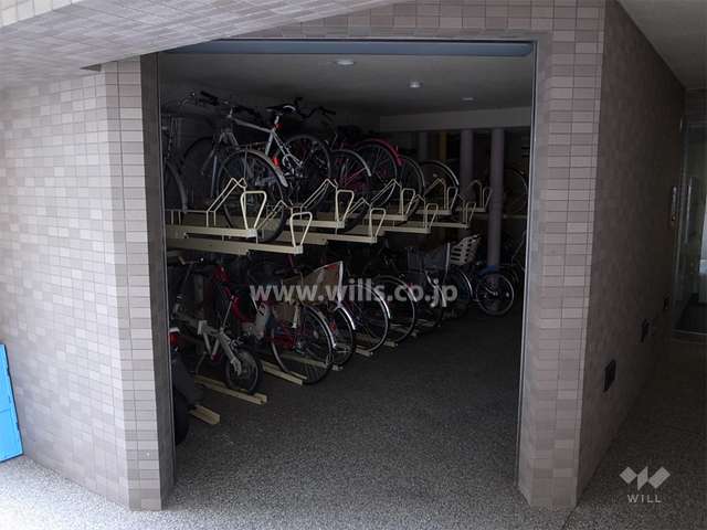 エントランス横にある駐輪場