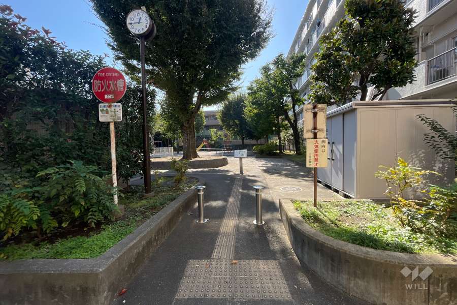 敷地に隣接した中野区立ささの葉公園