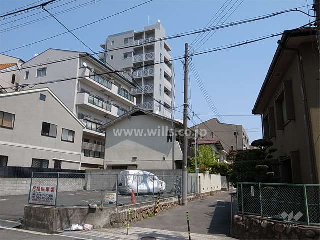 敷地南側は、一戸建てとマンションが混在する住宅地です。