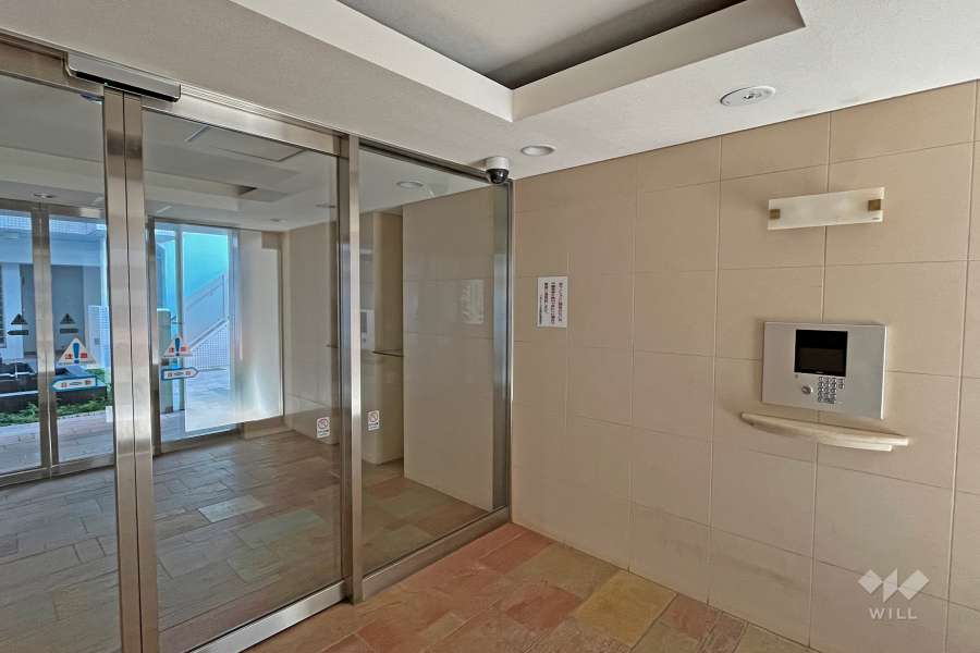 エントランスはオートロック付きです。