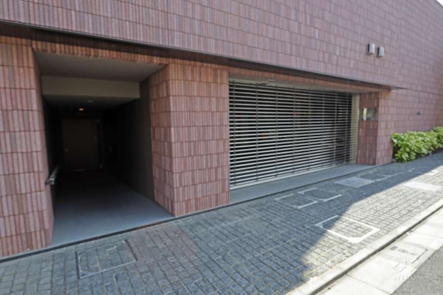 駐車場の出入り口と駐輪場の出入り口