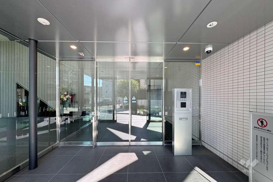 エントランスはオートロック付きです。