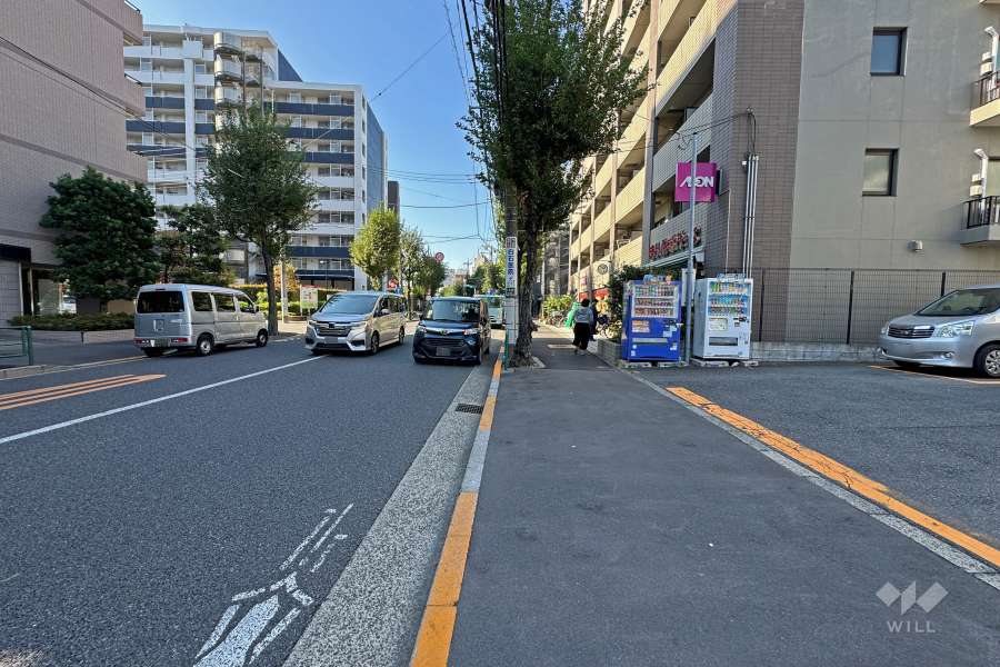 敷地の北側前面道路は方南通りです（東側から）。