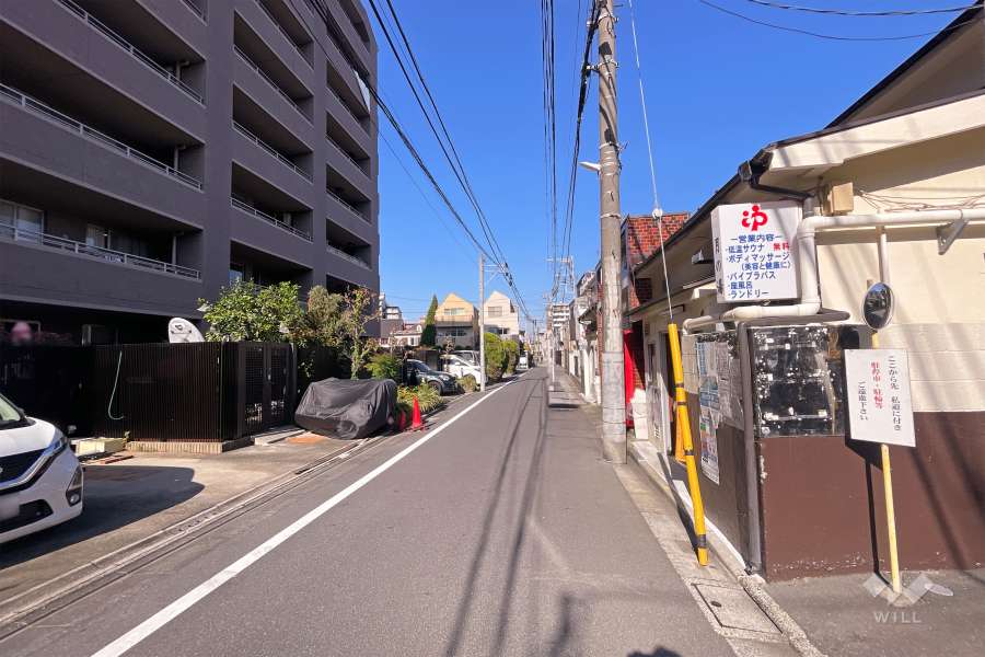 敷地東側の前面道路（南側から）