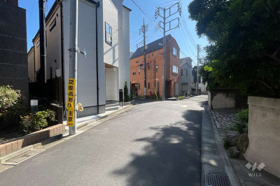 敷地の西側前面道路（北側から）