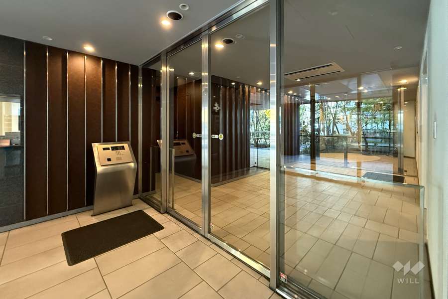 エントランスはオートロック付きです。