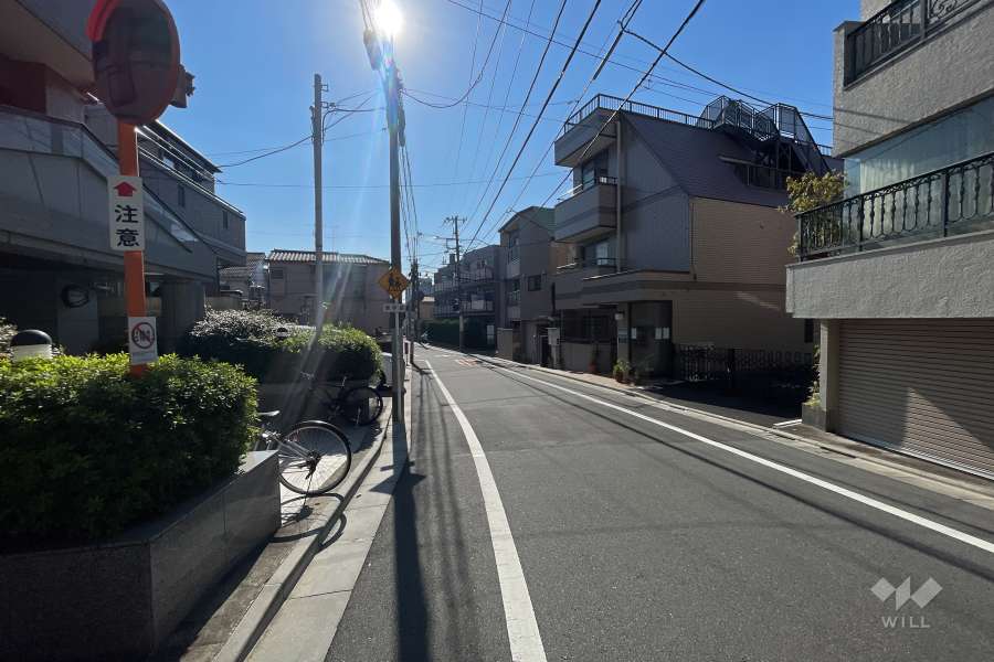 敷地西側の前面道路（北側から）
