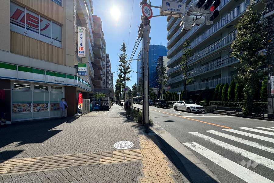 敷地の東側前面道路（北側から）