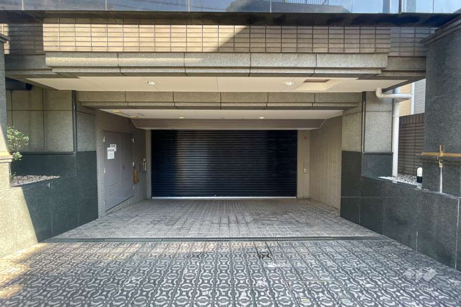 駐車場の出入り口（リングシャッター付き）　