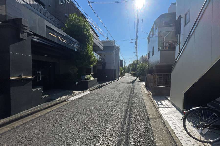 敷地西側の前面道路　