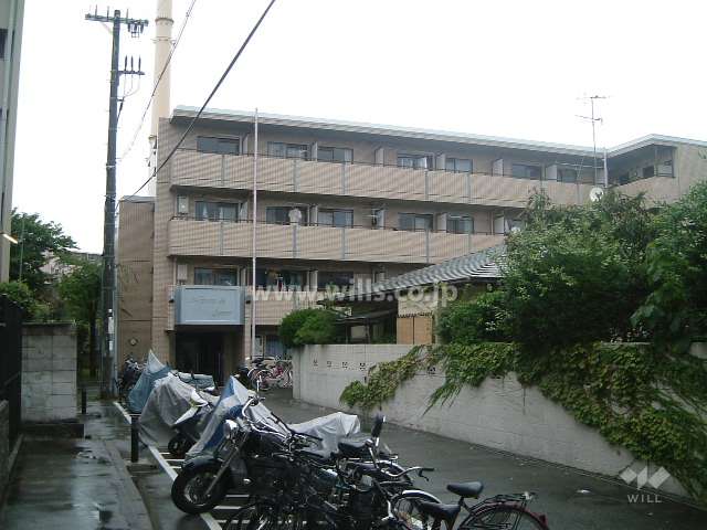 敷地南側の前面道路。旧西国街道です。