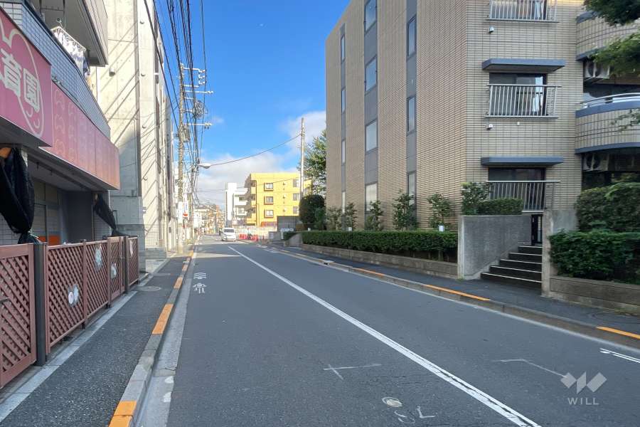 敷地西側の前面道路