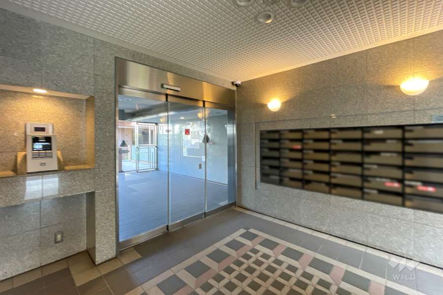 エントランスはオートロック付きです。