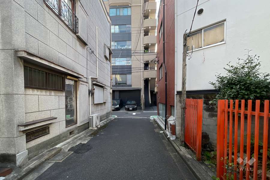敷地西側の前面道路