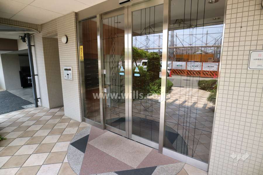 エントランスはオートロック付きです。