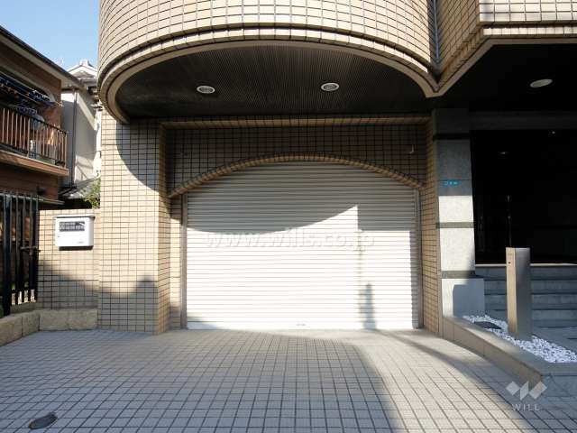 敷地内駐車場出入り口（シャッター付き）