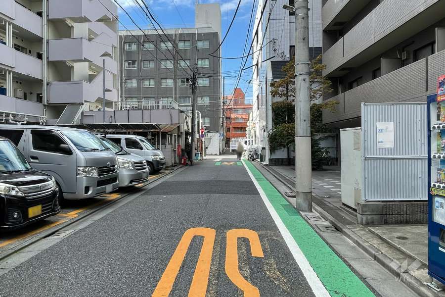敷地の南側前面道路（東側から）