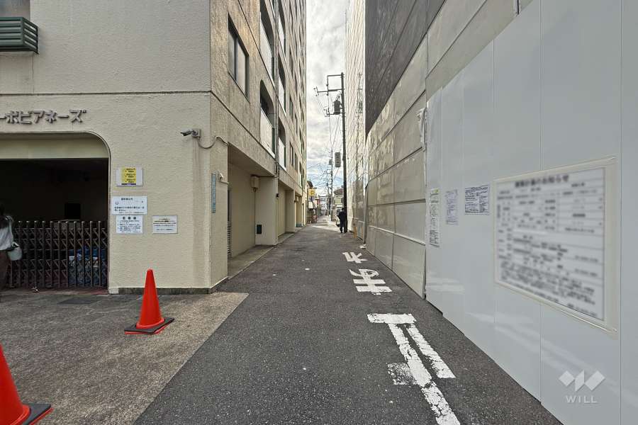 敷地西側の前面道路（北側から）