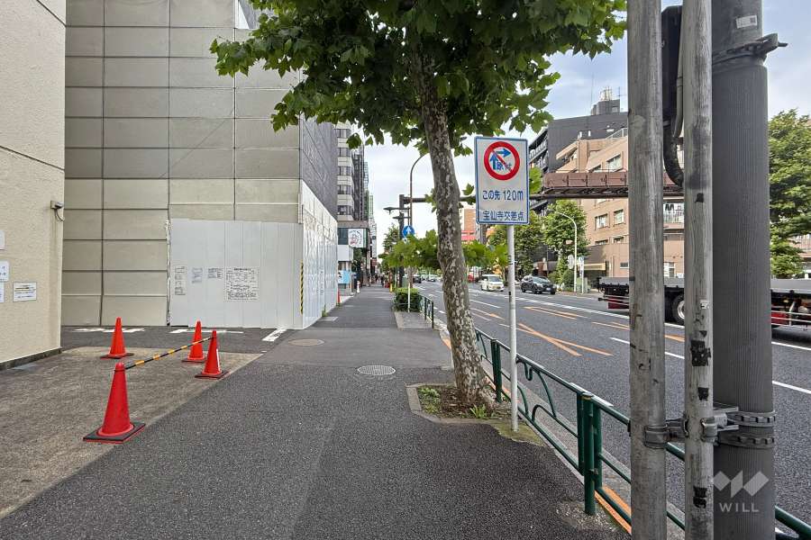 敷地北側は青梅街道に面しています。