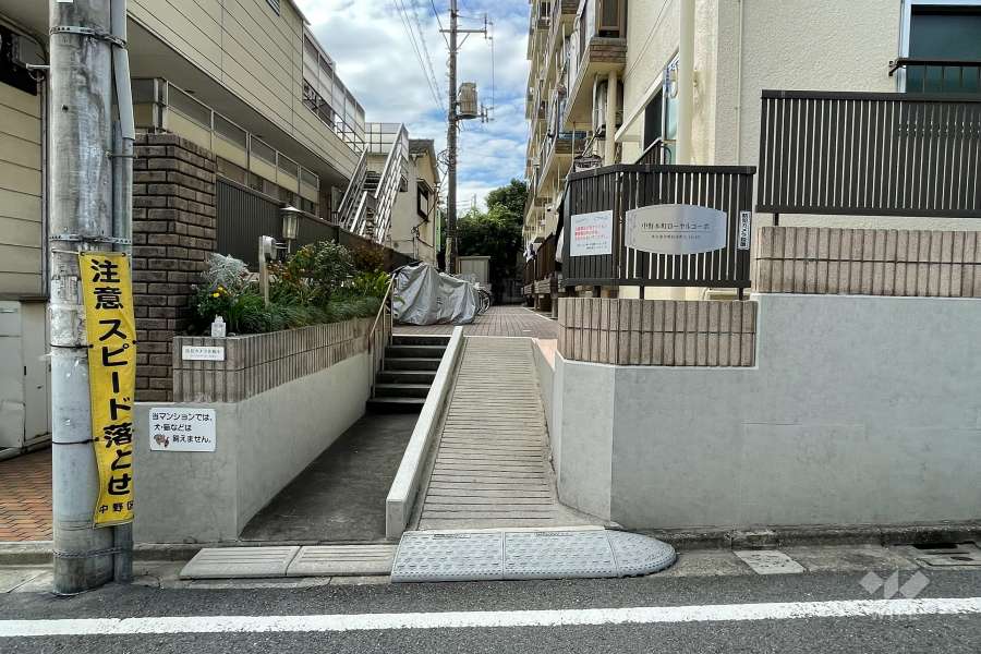 敷地入り口