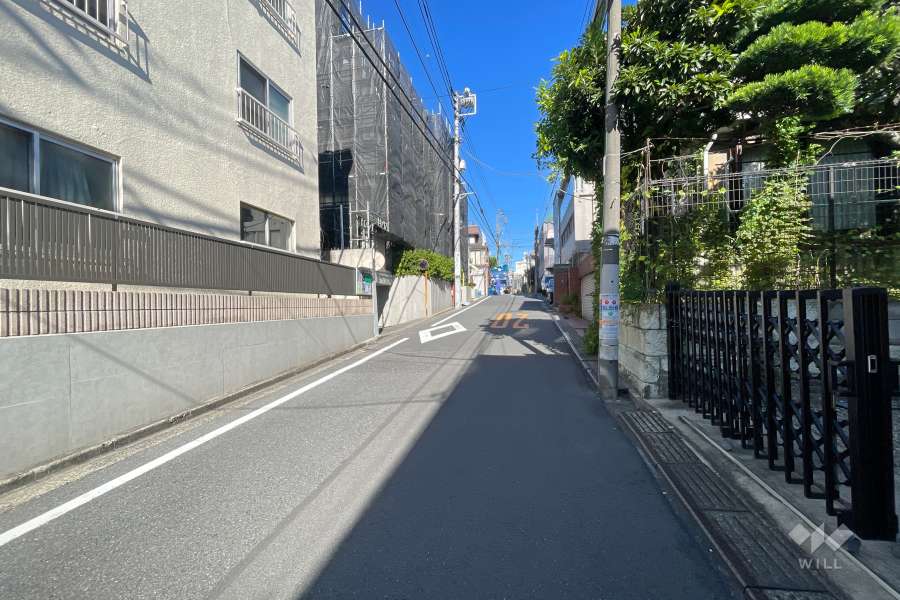 敷地東側の前面道路