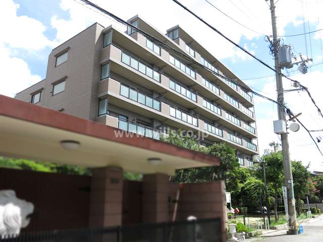 ステイツ甲東園フラッツの外観（南西側から）
