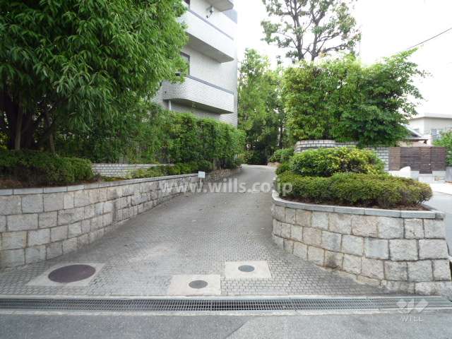 エントランスアプローチ。植栽が緑豊かです。