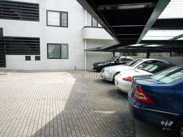 敷地内屋根付き平面駐車場。敷地内はタイル敷きで高級感があります。