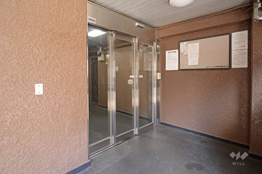 エントランスはオートロック（夜間）付きです。