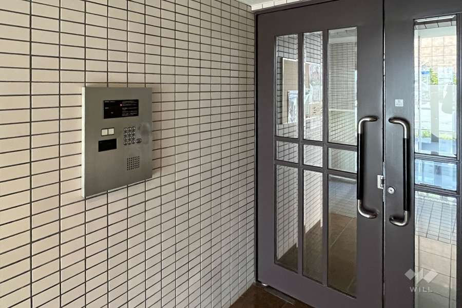 エントランスはオートロック付きです。
