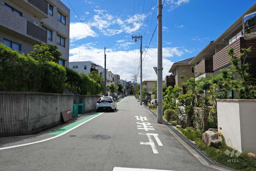 敷地北側の前面道路（東側から）