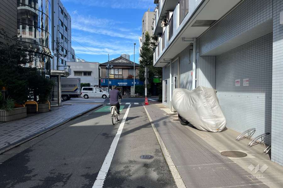 敷地の北西側前面道路（南西側から）