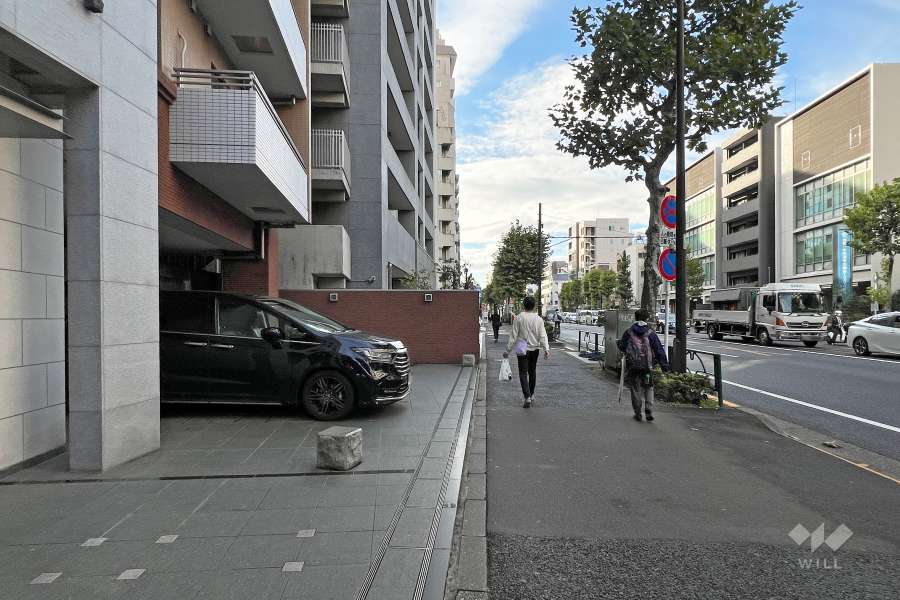 敷地の北側前面道路（東側から）