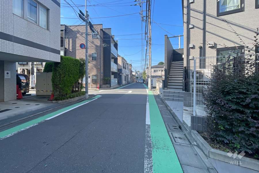 敷地の南側前面道路（東側から）