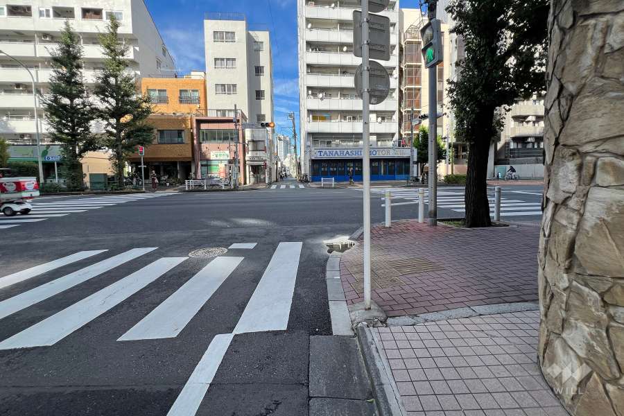 敷地西側の前面道路