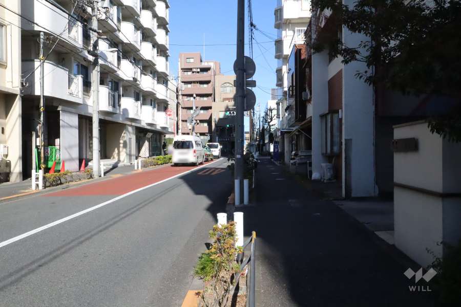 敷地東側の前面道路(北側から)