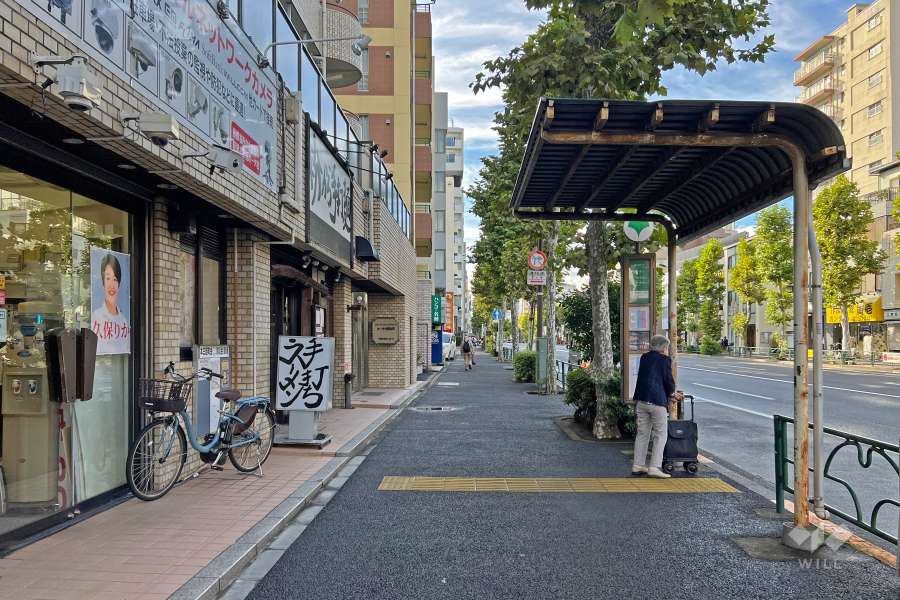敷地の北側前面道路は青梅街道です（東側から）。