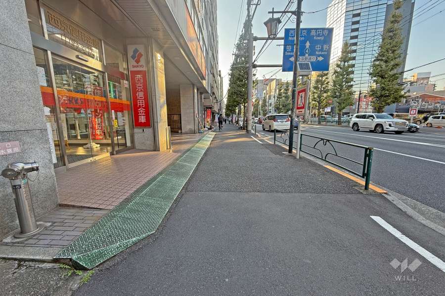 敷地の北側前面道路（東側から）